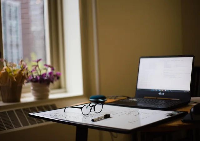 study, school, college, nyc, apartment, glasses, nature, plants, laptop. Afschrijving en vervanging van bedrijfsapparatuur