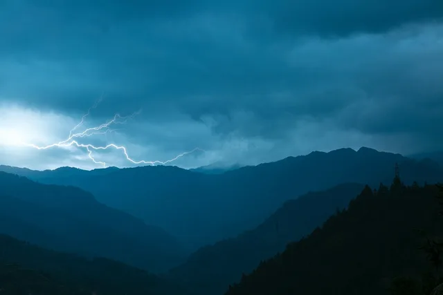 lightning, storm, sky, cloud, mountain, nature, outdoor, wilderness, dark clouds. Meerjarenraming voor clouddiensten: indexatie en wisselkoersen