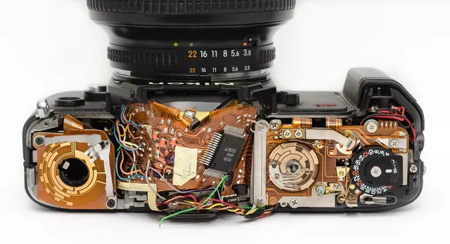 camera, inside, mechanics, technician, electro, hardware, circuits, wires, device, tech, computer, board, electricity, electric, technology, component, industry, engineering, electrical engineering, manufacturing, tech, tech, tech, tech, tech, electrical engineering. Zakelijke hardware beoordelen: eisen aan levensduur en beveiliging